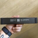 Černý obdélníkový MIDI kontrolér s bílou nálepkou. Na nálepce je text CHOCOLATE PLUS, Wireless MIDI Controller a USB 5V, 300mA. Vedle je QR kód a sym…