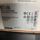 Fotografie detailu štítku na krabici od mikrofonu. Je na něm uveden název BETA 58A a popis VOCAL MICROPHONE SUPERCARDIOID | DYNAMIC. Štítek obsahuje…