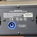 Zadní strana černého rackového zesilovače s dvěma velkými chladicími ventilátory. Vlevo jsou vstupy označené jako INPUTS s čísly 1 a 2, vpravo výstup…