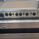Zadní strana stříbrného rackového zařízení značky TECH 21 s nápisem MADE IN U.S.A. a číslem 821571. Je zde uveden MODEL "PSA-1.1 a seznam napájecích…