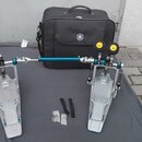Sada dvojpedálů v kovovém provedení s modrou spojovací tyčí a žlutými placičkami na špičkách. Na obou stupňech je viditelné logo a nápis YAMAHA, stej…