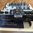 Kompaktní mixážní pult značky Soundcraft, model NOTEPAD-8FX. Na zadním panelu jsou viditelné konektory XLR, jacky a USB port, s nápisy jako MASTER L,…