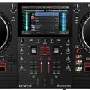 Černý DJ 컨트롤러 Numark MIXSTREAM PRO+. Zařízení má dva velké jog-wheels s bílým logem uprostřed, centrální displej a ovládací prvky s červeným podsvíce…