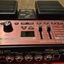 Červený dvoustopový looper Boss RC-30 Dual Track Looper s dvěma černými expresními pedály. Na horní straně jsou ovládací knoflíky, tlačítka proMEMORY…
