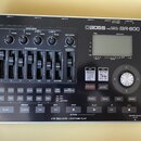 Stříbrnošedý digitální nahrávač s černým ovládacím panelem. Na horní části je nápis BOSS DIGITAL RECORDER BR-800 a LCD displej. Přístroj obsahuje něk…