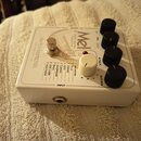 Bílý kytarový efekt s nápisem Electro-Harmonix NEW YORK CITY USA. Na horní straně je název modelu MeldaTone Case melody machine a seznam zvuků od 1 O…