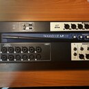 Černý rackový přístroj s několika moduly. Horní část obsahuje nápis AFS2, čtyři AUX OUTPUTS a USB port s nápisy MEDIA, PLAY, REC. Prostřední modul má…