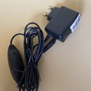 Černý síťový adaptér s kabelen a integrovaným vypínacím spínáčem. Na boku adaptéru je bílá nálepka s nápisem BR800. Povrch plastu vykazuje drobné odp…