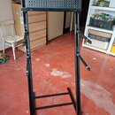 Černý kovový stojan na klávesové nástroje s perforovanou horní deskou. Stojan má teleskopické nohy a dvě boční opěrky pro zajištění nástroje. Povrch…