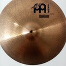 Kruhové činely v bronzové barvě s viditelným broušením. Na povrchu je černý nápis PROFILE SERIES, logo MEINL a text MADE IN GERMANY. Vedle loga je uv…