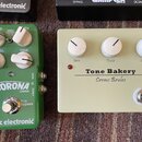Dvě kytarové efektní pedály vedle sebe. Vlevo je zelený pedal s nápisy CORONA CHORUS a tc electronic, vybavený čtyřmi bílými knoflíky s popisky SPEED…