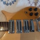 Detail těla elektrické kytary v přírodní dřevěné barvě. Nástroj má tři chromované humbuckery a čtyři černé ovládací knoflíky. Na těle nejsou viditeln…