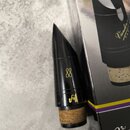 Černý muněk z plastu s korkovou zátkou v dolní části. Na povrchu je zlatým nápisem číslo 88 a pod ním stylizované logo. Vedle nástroje je vidět část…