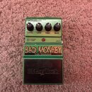 Zelený kytarový efekt s nápisy BAD MONKEY a TUBE OVERDRIVE. Na horní části jsou čtyři černé otočné ovířky s popiskem LEVEL, LOW, HIGH a GAIN. V horní…