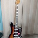 Elektrická kytara s tělem v provedení sunburst a hnědým pickguardem. Na hlavě je nápis "Stratocaster III". Nástroj má tři snímače, pětistupňový přepí…