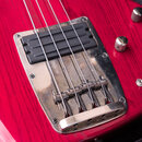Detail těla červené basové kytary s viditelnou strukturou dřeva. Je zde zobrazen chromovaný most a jeden černý humbucker snímač. Na těle jsou umístěn…