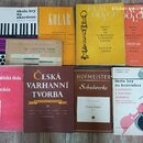 Fotografie zobrazuje skupinu devíti tištěných hudebních učebnic a sborníků. Na obálkách jsou viditelné názvy: „škola hry na akordeon“, „KOLÁR PRAKTIC…