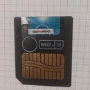 Paměťová karta v černé barvě s kovovými kontakty. Na modré nálepce je nápis extreme memory a logo červeného krystalu. Vedle kontaktů je vyražen text…