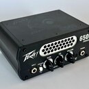 Černý kytarový zesilovač s nápisy Peavey a 6505 PIRANHA. Na předním panelu jsou knofíky GAIN, EQ a VOLUME, přepínače CRUNCH/LEAD a NOTCH, vstup INPUT…