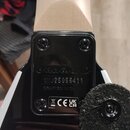 Záběr na zadní část krku a spoj s tělem kytary. Na černé krytce hрифu je vyražené logo Jackson a nápis CRAFTED IN CHINA. Na nalepeném štítku je sério…