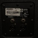 Fotografie zachycuje zadní panel černého reproduktoru. Na štítku je uveden nápis Ampeg, MODEL: SVT15E a (21) SERIAL# DWHDS60117. Jsou zde uvedeny tec…