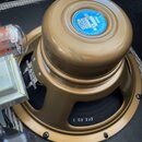 Zlatavý reproduktor s modrým štítkem, na kterém je nápis CELESTION G15 GOLD ALNICO. Na spodní části rámu je vyrazeno číslo 1 09 233. Povrch laku má v…