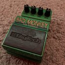 Zelený kytarový efekt s černým pedalem. Na horní části je nápis BAD MONKEY a pod ním TUBE OVERDRIVE, na pedalu je vyražené logo DigiTech. Efekt má čt…