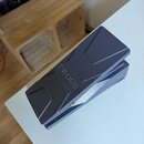 Šedý kytarový pedál s hranatým tvarem. Na horní části je vyražen nápis BOSS. Povrch vykazuje mírné známky opotřebení v podobě drobných škrábanců.