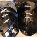 Sada pěti černých činelů značky OBSIDIAN. Na činelech jsou viditelné nápisy: „OBSIDIAN 18" CHINA“, „OBSIDIAN 18" Ozone CRASH“, „OBSIDIAN 16" Hi-Hat“…