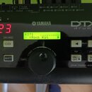 Černý elektronický modul Yamaha DTX drums, konkrétně model DRUM TRIGGER MODULE DTX500. Displej zobrazuje červenou číslovku 123 a zelený text KIT1 : R…