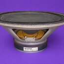 Reproduktor s černou membránou a šedým vnějším okrajem. Na magnetu je bílá nálepka s nápisy CELESTION, 50, 13903 8Ω VINTAGE 30 08OQ. Viditelná je měd…