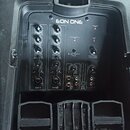 Černý reproduktor s ovládacím panelem, na kterém je nápis EON ONE. Panel obsahuje dva kanály (CH 1, CH 2) s ovladači pro GAIN, EQ a REVERB, dále ovlá…