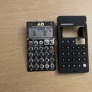 Černý přenosný sampler Pocket Operator s nápisem K.O / PO v horní části. Zařízení má malý LCD displej s grafikou a mřížku ovládacích tlačítek a poten…