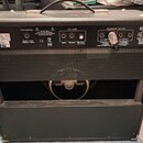 Zadní strana kytarového komba značky ENGL v černé barvě. Na zadním panelu jsou viditelné nápisy FOOTSWITCH, F.X. LOOP a POWERAMP OUTPUT spolu s odpov…