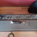 Horní panel černého zesilovače s ovládacími prvky. Jsou zde nápisy REVERB, TREMOLO-CONTROLS (INTENSITY, SPEED), FOOT SWITCH, CHANNEL II (TONE, VOLUME…