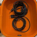 V oranžovém pouzdře značky Geekria jsou dvě černé audio kabeláže. Jeden delší kabel má na konektoru nápis SONY a druhý kratší kabel má nápis SONY a d…