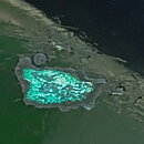 Na fotografii není žádný hudební nástroj ani příslušenství. Snímek zobrazuje letecký nebo satelitní pohled na krajinu s vodní plochou a pobřežím.