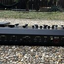 Černý kytarový procesor s nápisy LINE 6 a HELIX LT. Na zadní straně jsou viditelné různé vstupy a výstupy s popisky: EXP PEDAL 2 EXT AMP, GUITAR IN,…