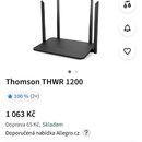 Na fotografii je černý Wi-Fi router s čtyřmi externími anténami. Pod produktem je uveden název Thomson THWR 1200. Zařízení má matný povrch a na předn…