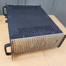 Černý rackový zesilovač s hliníkovým chladičem v přední části. Horní kryt je černý s ventilačními otvory a dvěma bočními madly. Na přístroji nejsou v…