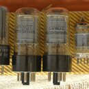 Pět elektronických vakuových trubic s různými značkami a rozměry. První zleva má černý sokl s bílým nápisem RCA RADIOTRON ELECTRON TUBE. Prostřední d…