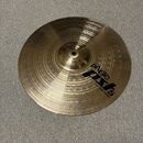Zlatavý kovový činel s koncentrickými drážkami. Na povrchu je černý nápis Paiste 2002 s doplňkem 16" ROCK CRASH. Povrch je čistý bez viditelných pošk…