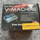 Kartonová krabice s produktem SM PRO AUDIO V-MACHINE, který je popsán jako STAND ALONE VST PLUG IN PLAYER. Na balení je obrázek šedého zařízení s mod…