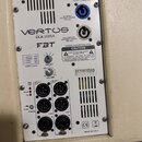 Zadávací panel bílého aktivního reproduktoru s nápisy VERTUS CLA 208SA a FBT. Panel obsahuje ovládací prvky jako otočný přepínač PRESET, potenciometr…
