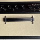 Kytarový zesilovač s krémovým povrchem a černým ovládacím panelem. Na panelu je nápis SingleMan a ovládací prvky Volume, Bass, Middle, Treble, Reverb…