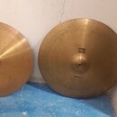 Dvě mosazné činely s viditelným broušením povrchu. Oba mají nápisy Paiste 2002 a Medium. Povrch je v dobrém stavu bez výrazných škrábanců či deformac…
