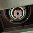 Fotografie zachycuje zadní stranu reproduktoru v kabeňce. Na magnetu je červený nápis K12K-200 NEO 4 OHMS 200 WATTS a CUSTOM MADE FOR KEMPER PROFILER…