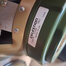 Detail reproduktoru v olivově zelené barvě. Na boku je nalepená bílá štítková nálepka s černým textem: CELESTION, T1221B G12M 16Ω MADE IN UK CG28. Po…