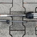 Složený kovový stativ s černými plastovými koncovkami a úpravnými knoflíky. Na chromovaném povrchu jedné z nohou jsou viditelné stopy koroze a opotře…