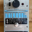 Stříbrný kytarový efekt s nápisem HOLY GRAIL FEVERB a logem electro-harmonix MADE IN USA. Na horní straně jsou přepínač mezi režimy spring, hall a fl…